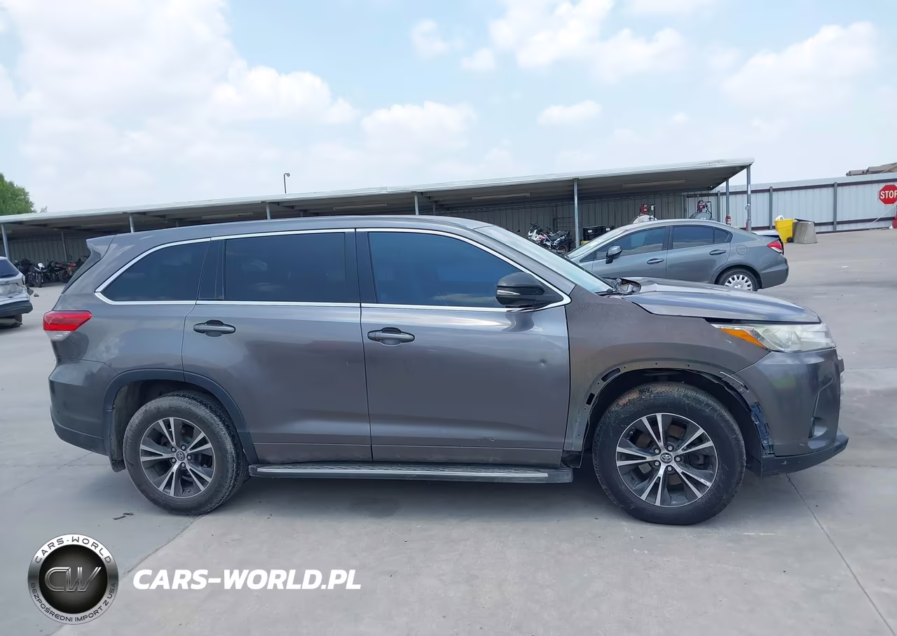 2018 Toyota Highlander Le VIN:5TDZARFH4JS035998 - 13