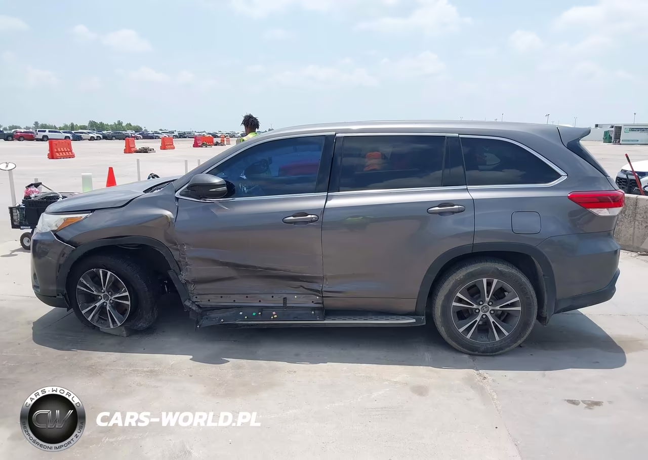 2018 Toyota Highlander Le VIN:5TDZARFH4JS035998 - 14