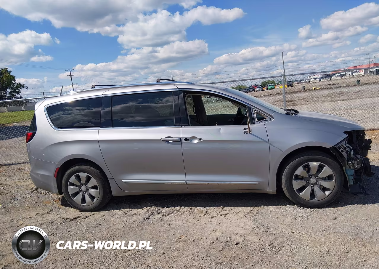 2018 Chrysler Pacifica Hybrid Limited VIN:2C4RC1N72JR105513 - 13