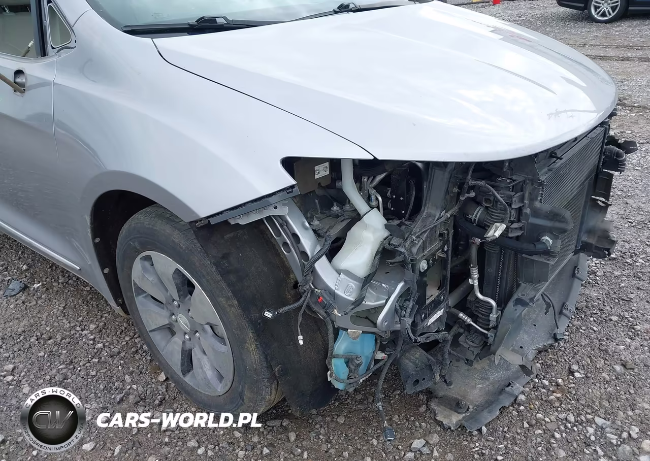 2018 Chrysler Pacifica Hybrid Limited VIN:2C4RC1N72JR105513 - 17