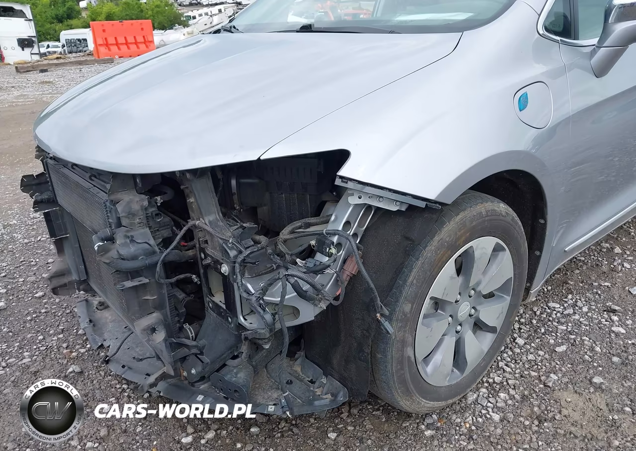 2018 Chrysler Pacifica Hybrid Limited VIN:2C4RC1N72JR105513 - 18