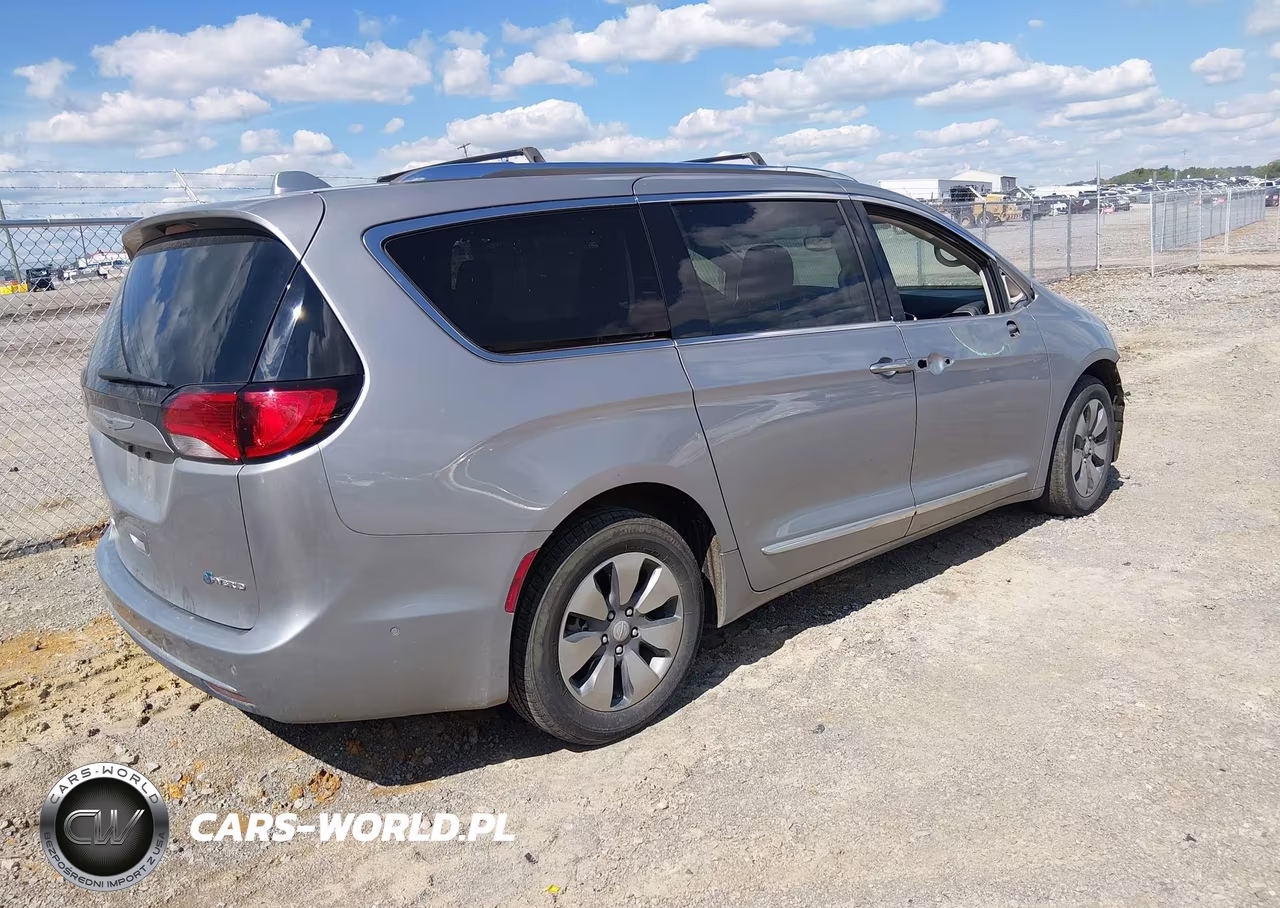 2018 Chrysler Pacifica Hybrid Limited VIN:2C4RC1N72JR105513 - 4