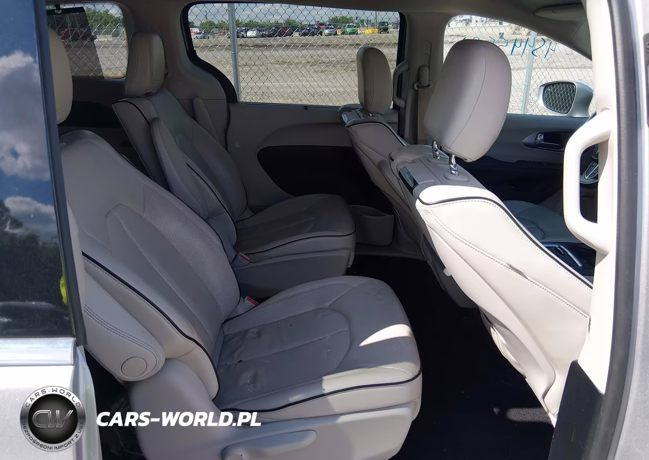 2018 Chrysler Pacifica Hybrid Limited VIN:2C4RC1N72JR105513 - 8