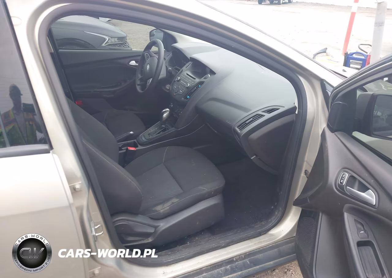 2016 Ford Focus Se VIN:1FADP3F29GL352869 - 5