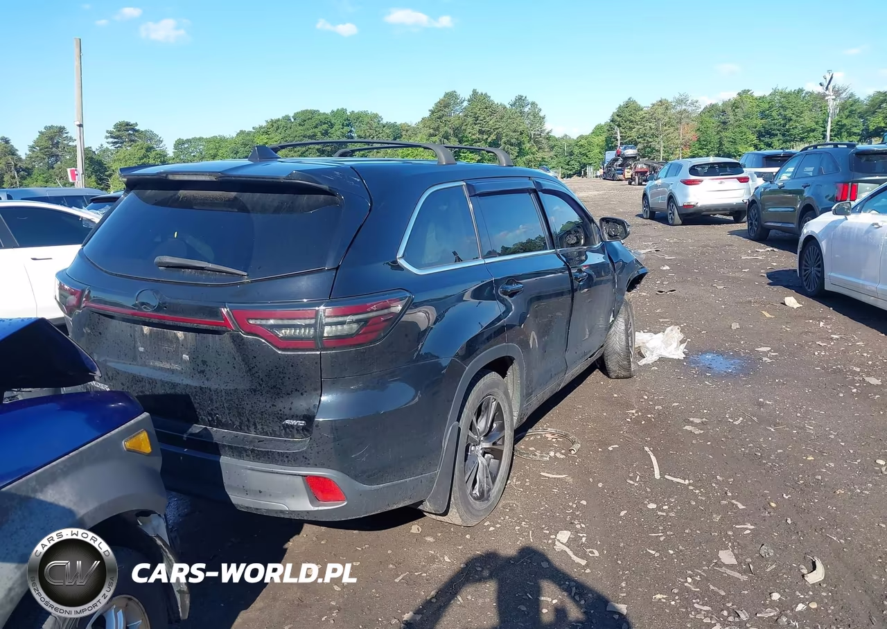 2018 Toyota Highlander Le VIN:5TDBZRFH4JS851426 - 4