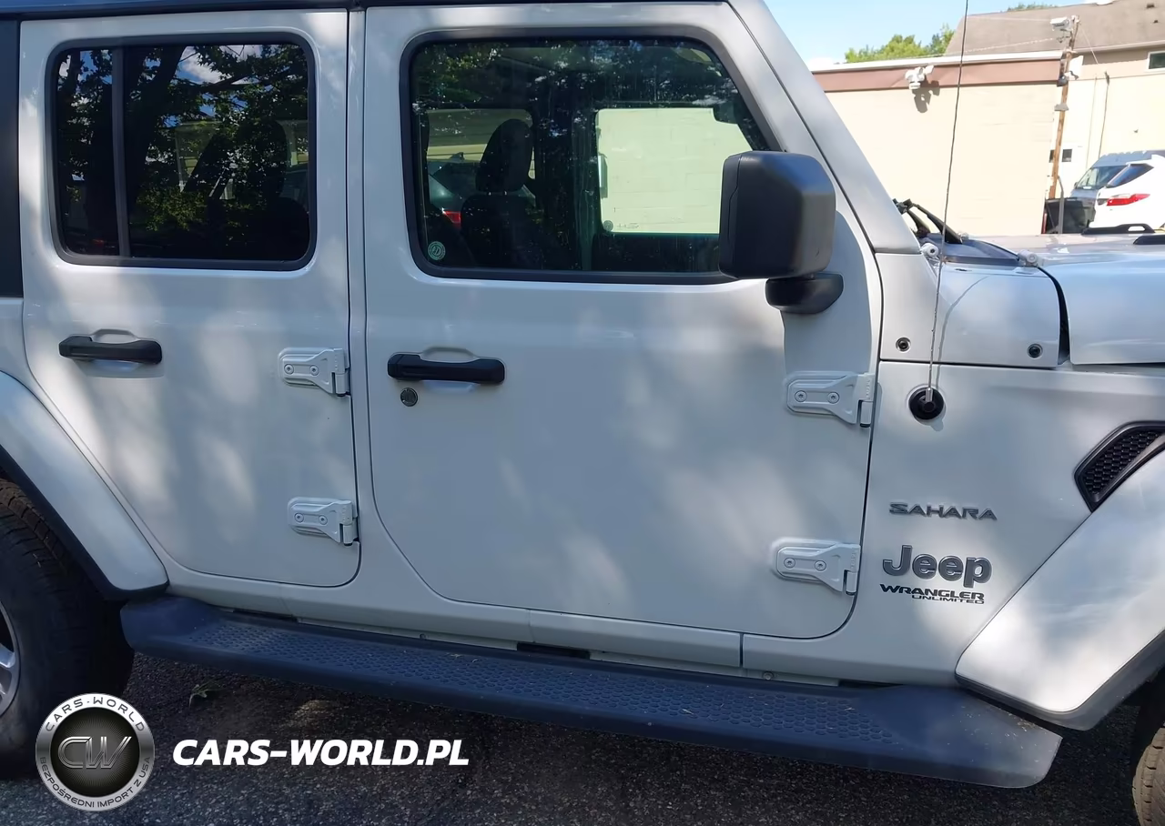2019 Jeep Wrangler Unlimited Sahara 4X4 VIN:1C4HJXEN0KW590312 - 12
