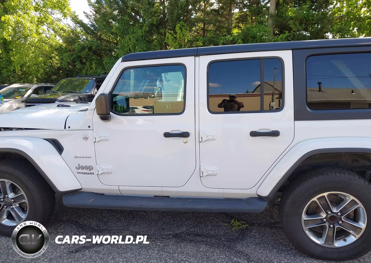 2019 Jeep Wrangler Unlimited Sahara 4X4 VIN:1C4HJXEN0KW590312 - 13