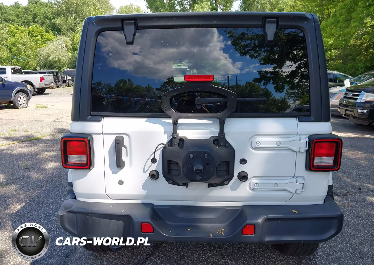 2019 Jeep Wrangler Unlimited Sahara 4X4 VIN:1C4HJXEN0KW590312 - 15