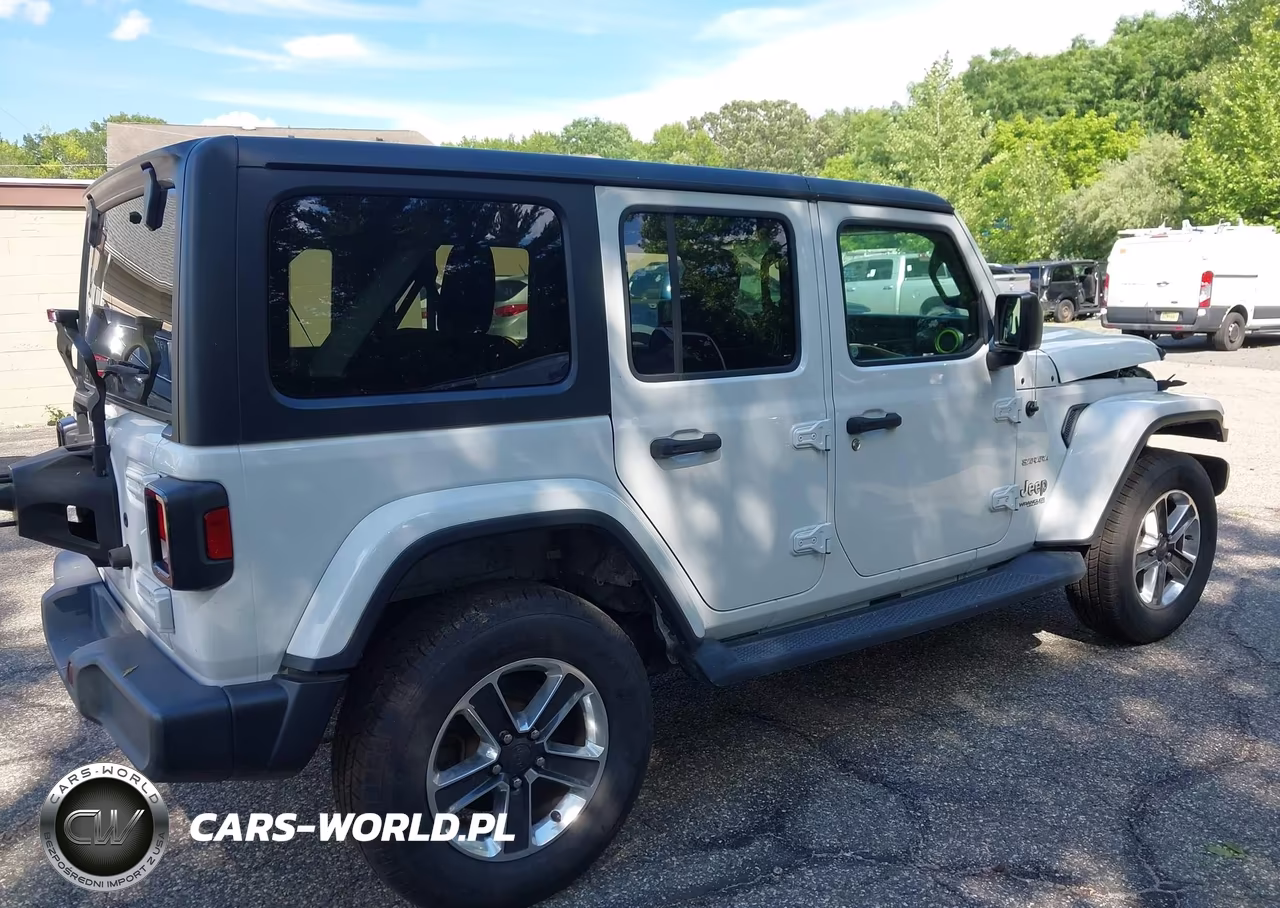 2019 Jeep Wrangler Unlimited Sahara 4X4 VIN:1C4HJXEN0KW590312 - 4