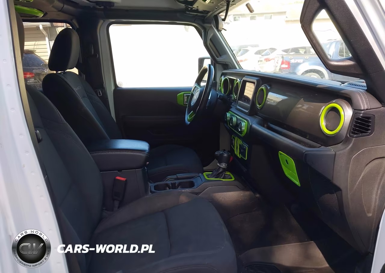 2019 Jeep Wrangler Unlimited Sahara 4X4 VIN:1C4HJXEN0KW590312 - 5