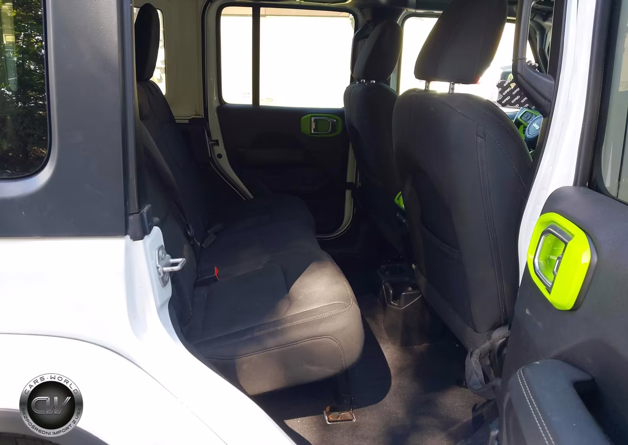 2019 Jeep Wrangler Unlimited Sahara 4X4 VIN:1C4HJXEN0KW590312 - 8