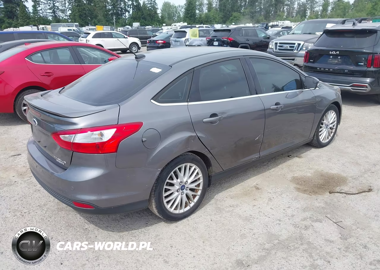 2014 Ford Focus Titanium VIN:1FADP3J28EL117593 - 4
