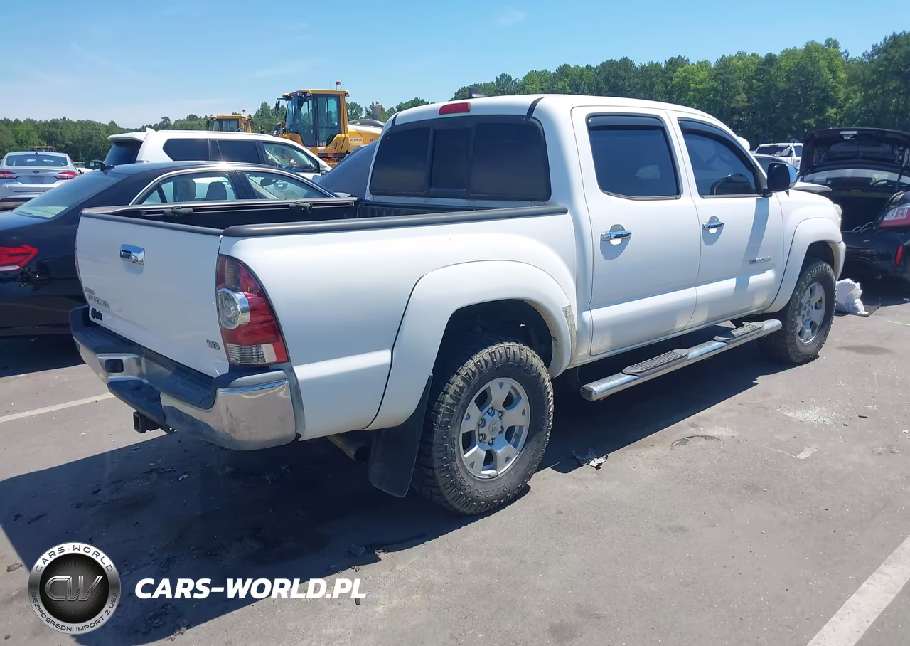 2015 Toyota Tacoma Base V6 VIN:5TFLU4ENXFX138917 - 4