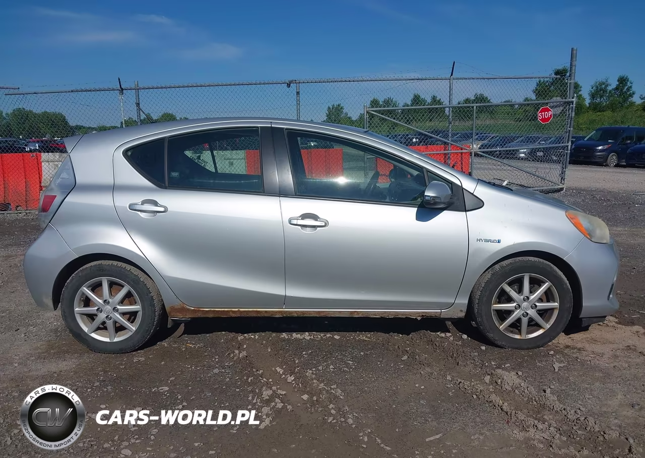 2014 Toyota Prius C Three VIN:JTDKDTB3XE1060777 - 13