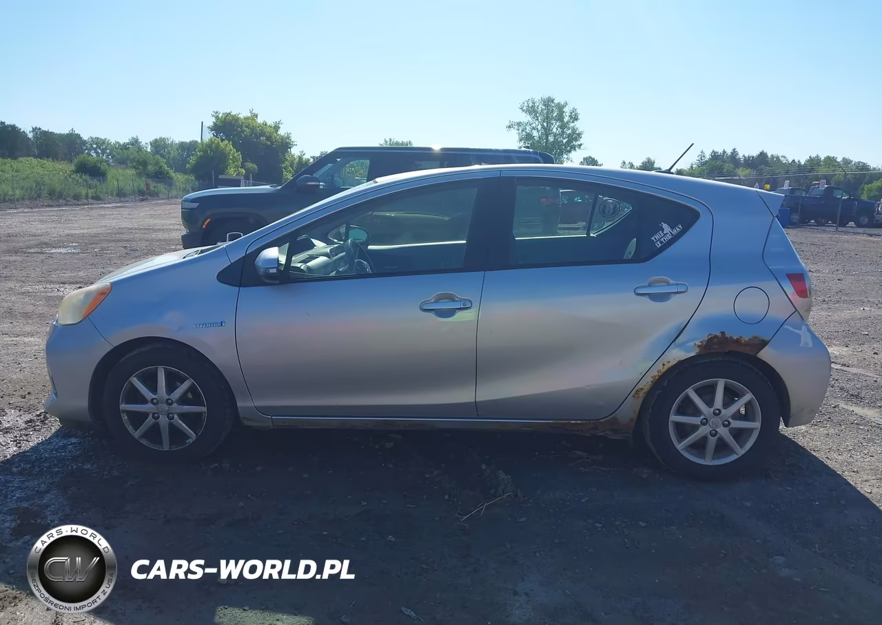 2014 Toyota Prius C Three VIN:JTDKDTB3XE1060777 - 14