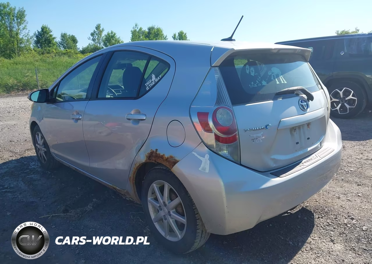2014 Toyota Prius C Three VIN:JTDKDTB3XE1060777 - 3