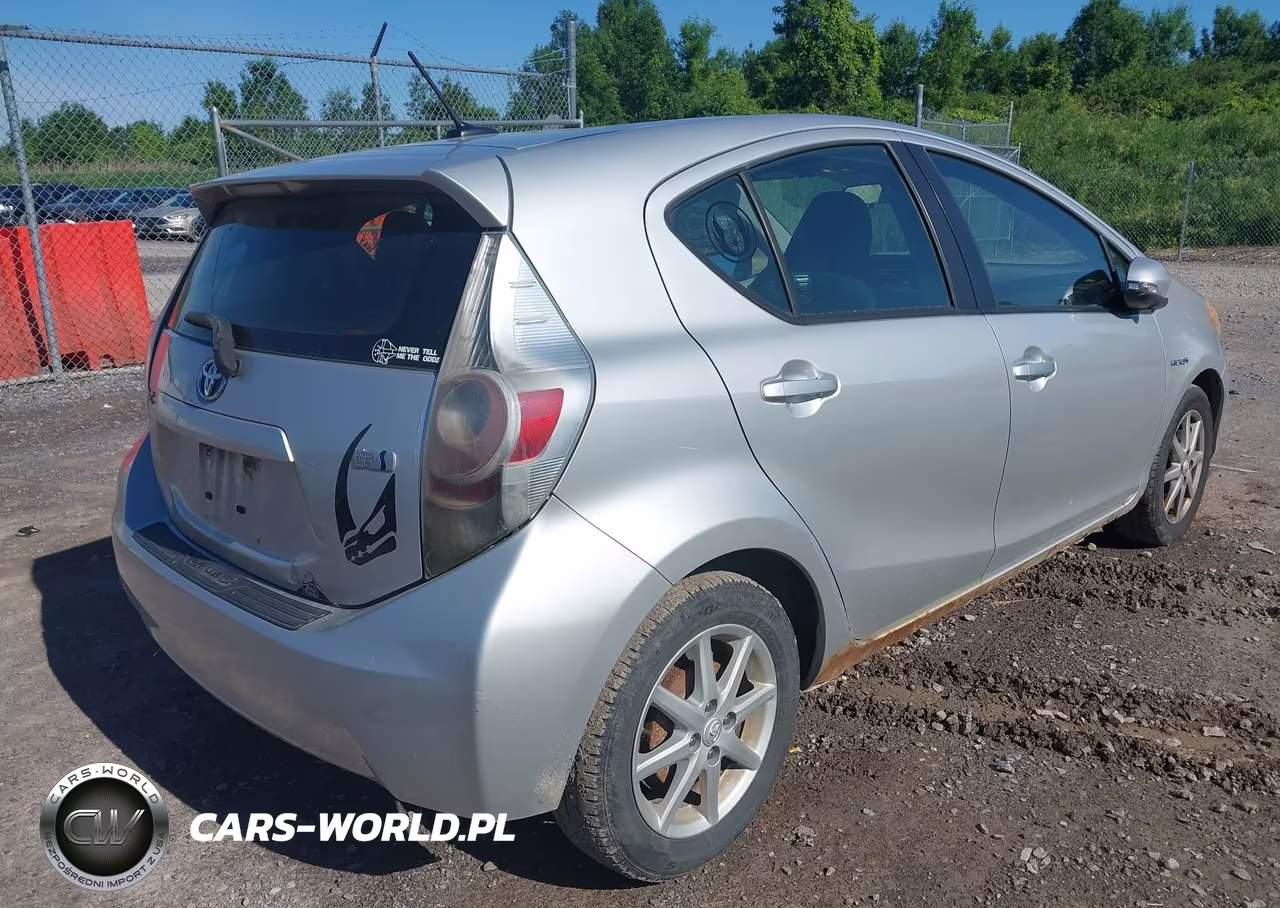2014 Toyota Prius C Three VIN:JTDKDTB3XE1060777 - 4