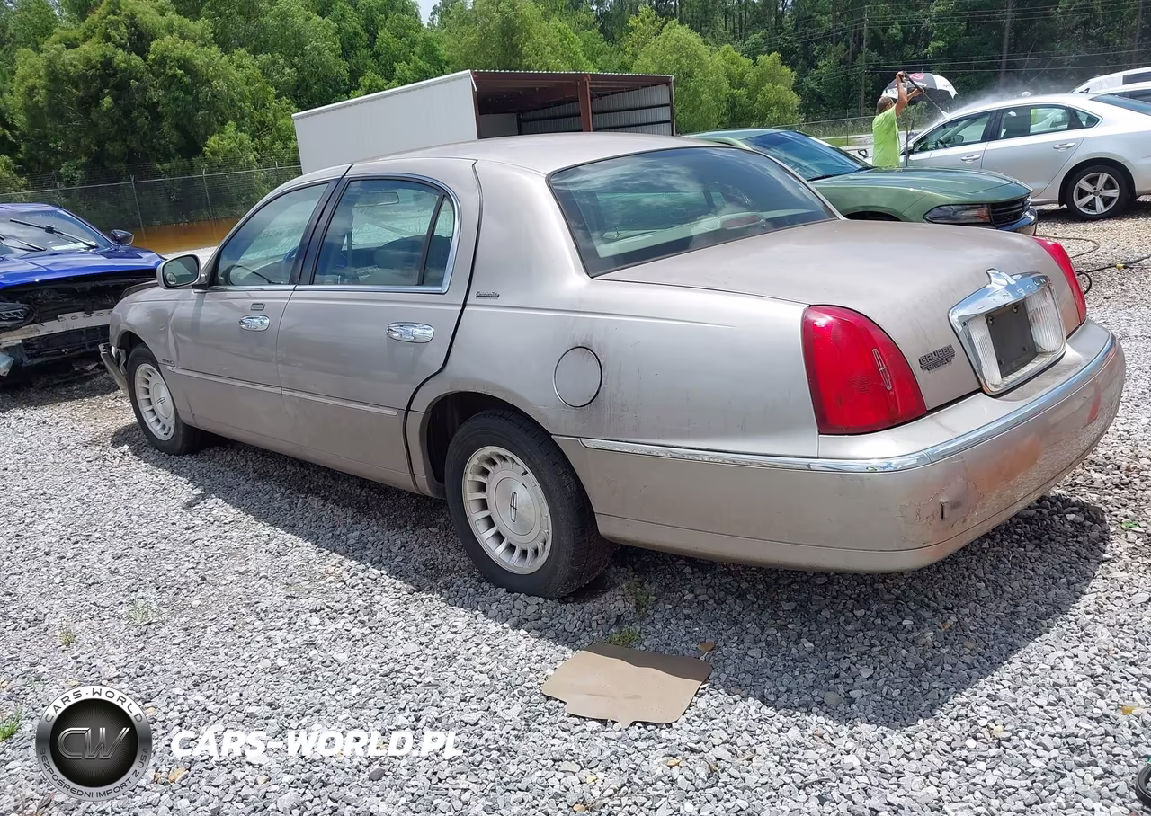 1999 Lincoln Town Car Executive VIN:1LNHM81W6XY718801 - 3