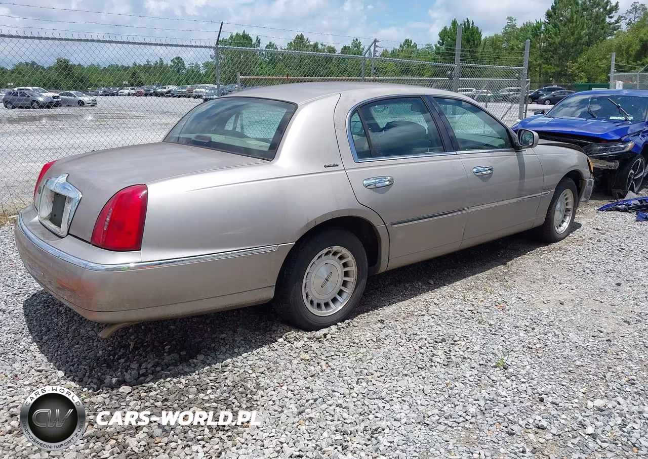 1999 Lincoln Town Car Executive VIN:1LNHM81W6XY718801 - 4