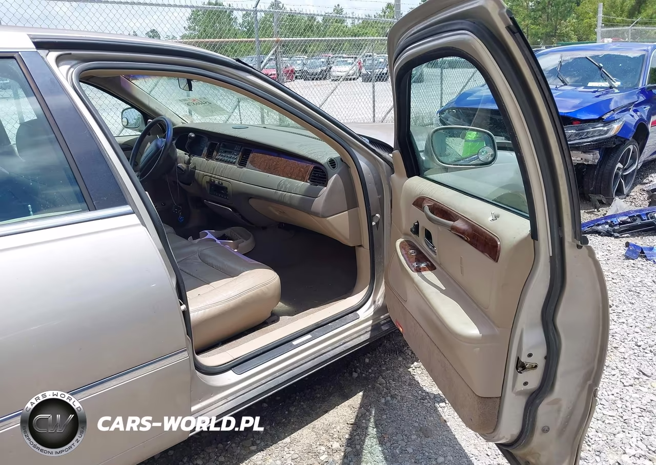 1999 Lincoln Town Car Executive VIN:1LNHM81W6XY718801 - 5