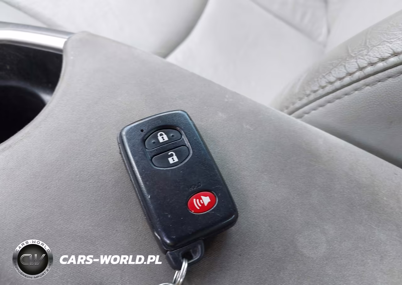 2013 Toyota Prius Two VIN:JTDKN3DU8D5641933 - 11