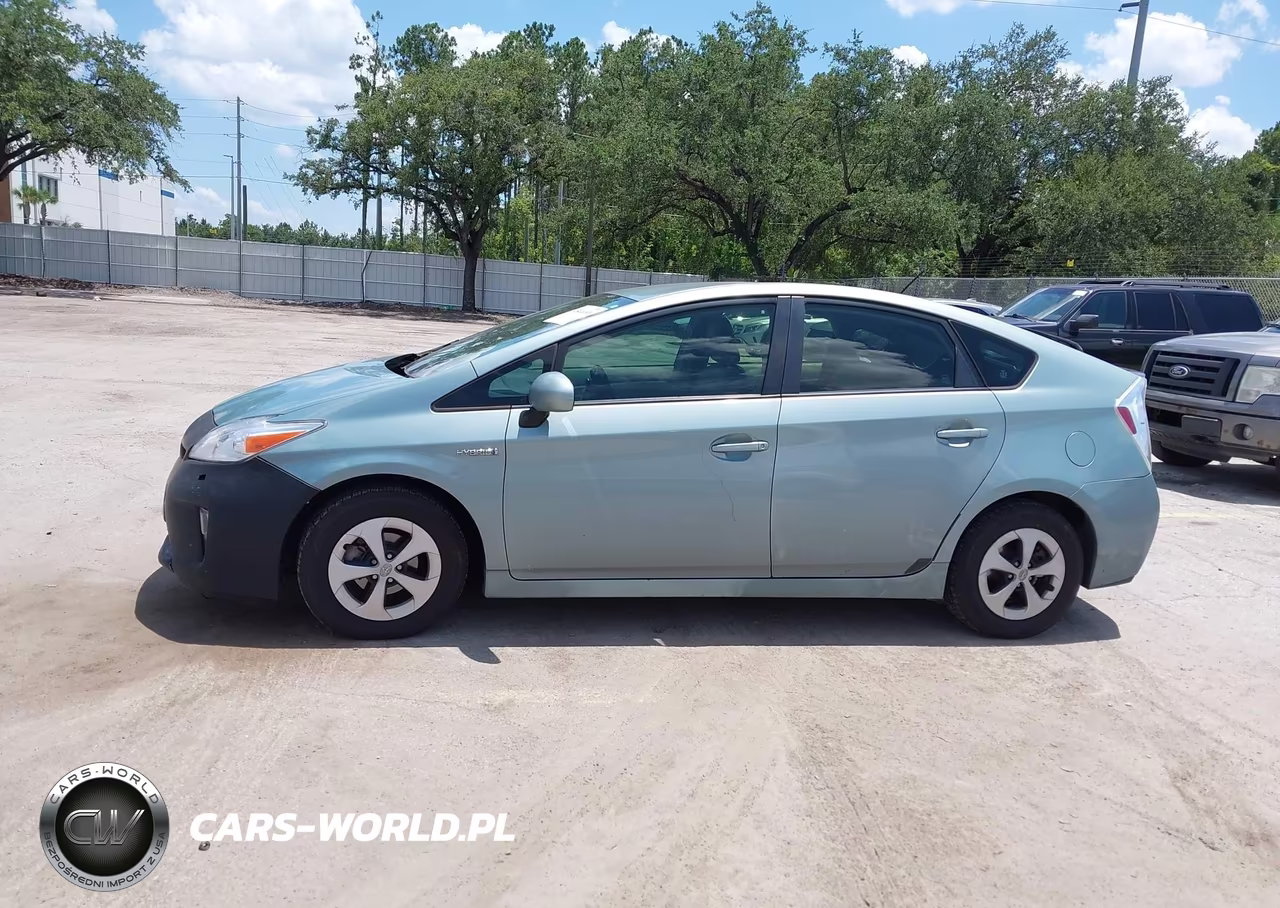 2013 Toyota Prius Two VIN:JTDKN3DU8D5641933 - 14