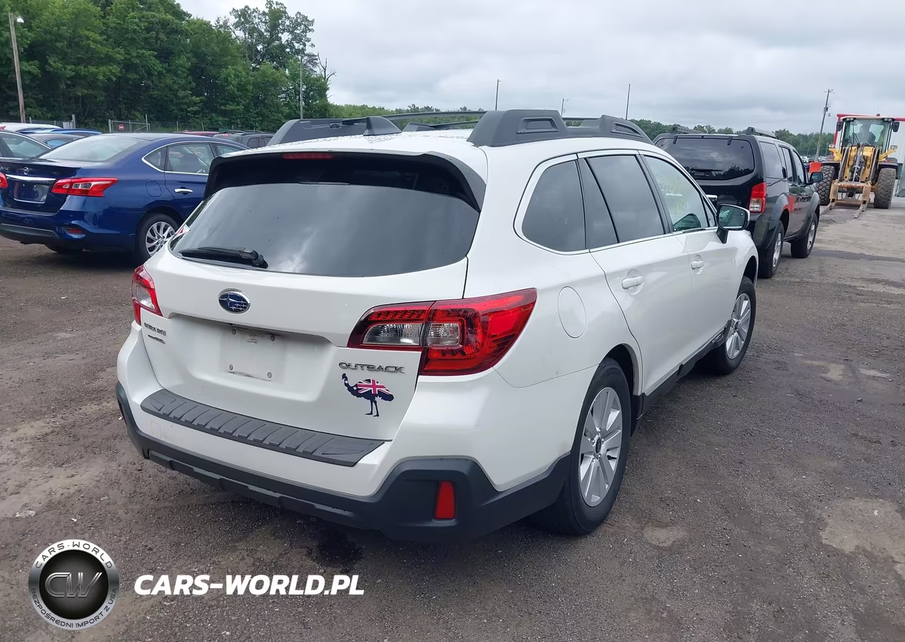 2018 Subaru Outback 2.5I Premium VIN:4S4BSACC0J3389488 - 4