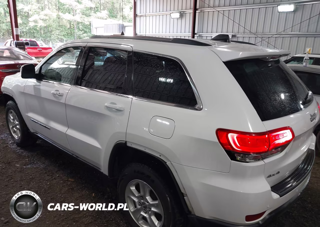 2017 Jeep Grand Cherokee Laredo 4X4 VIN:1C4RJFAG2HC730666 - 3