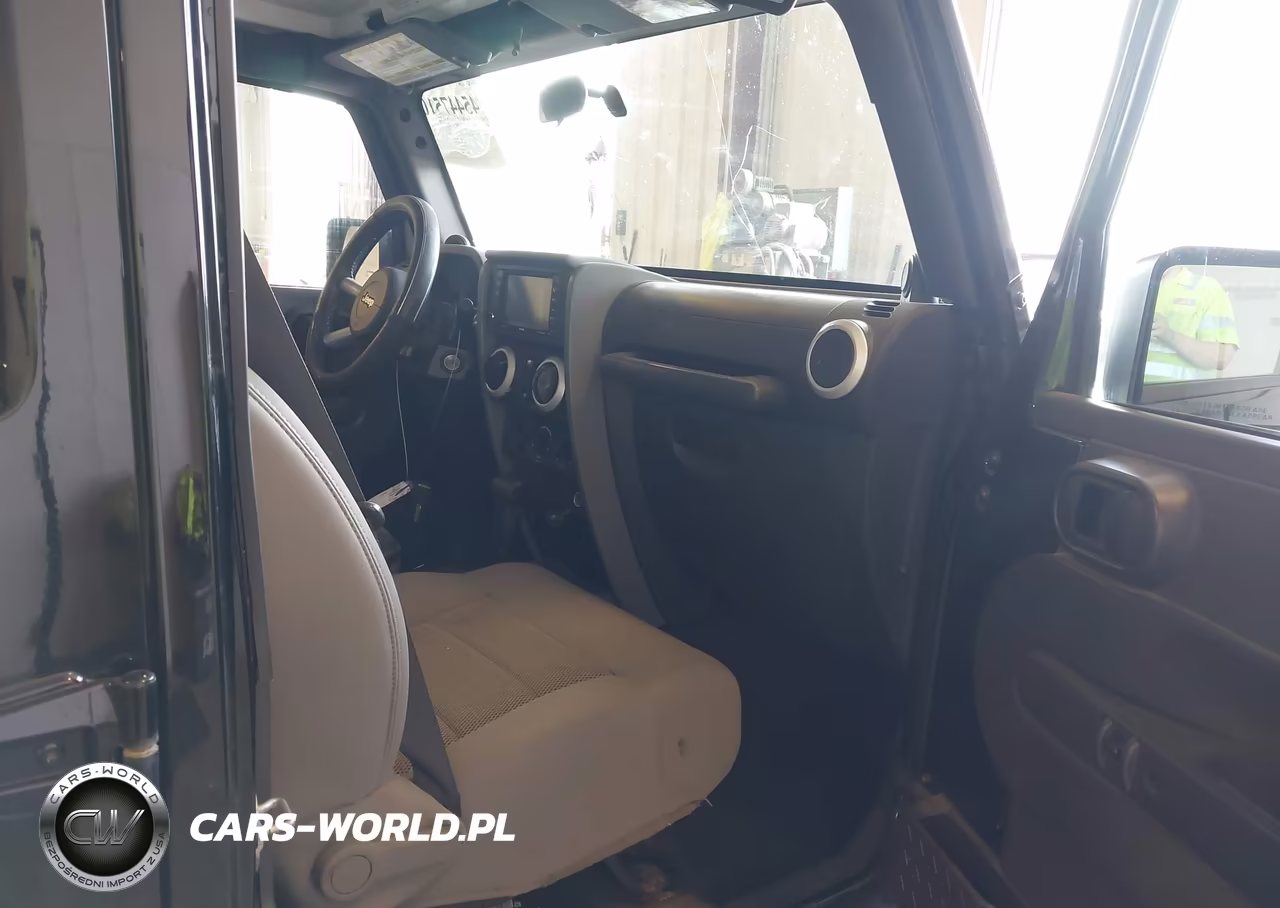 2008 Jeep Wrangler Unlimited Sahara VIN:1J8GA591X8L633676 - 5