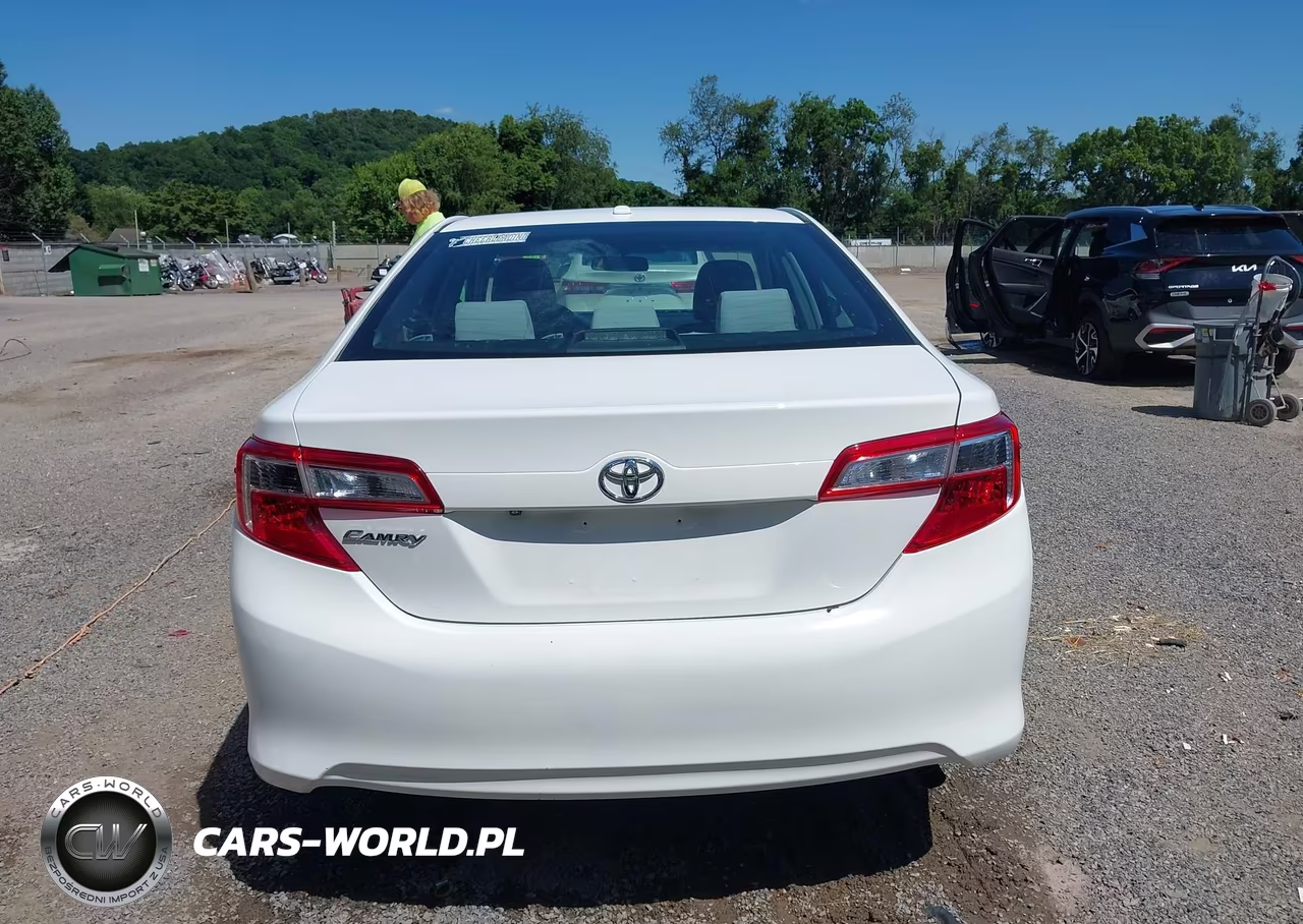 2014 Toyota Camry Le VIN:4T4BF1FK0ER413320 - 17