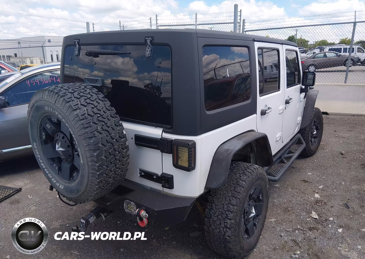 2012 Jeep Wrangler Unlimited Sahara VIN:1C4BJWEG1CL108354 - 4