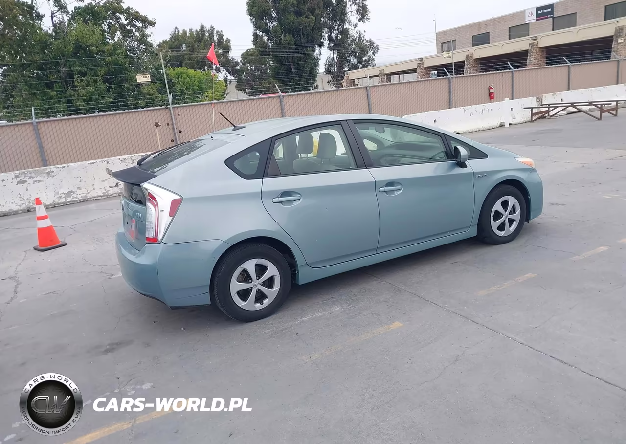 2012 Toyota Prius Three VIN:JTDKN3DU2C1549352 - 4