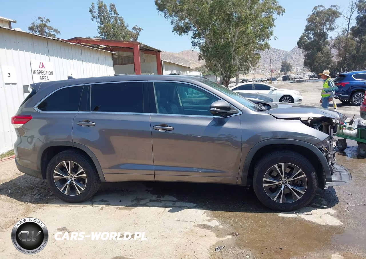 2018 Toyota Highlander Le Plus VIN:5TDZZRFH7JS251742 - 14