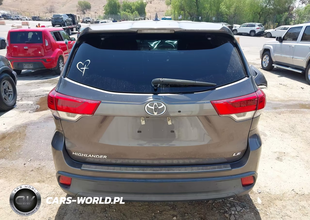 2018 Toyota Highlander Le Plus VIN:5TDZZRFH7JS251742 - 17