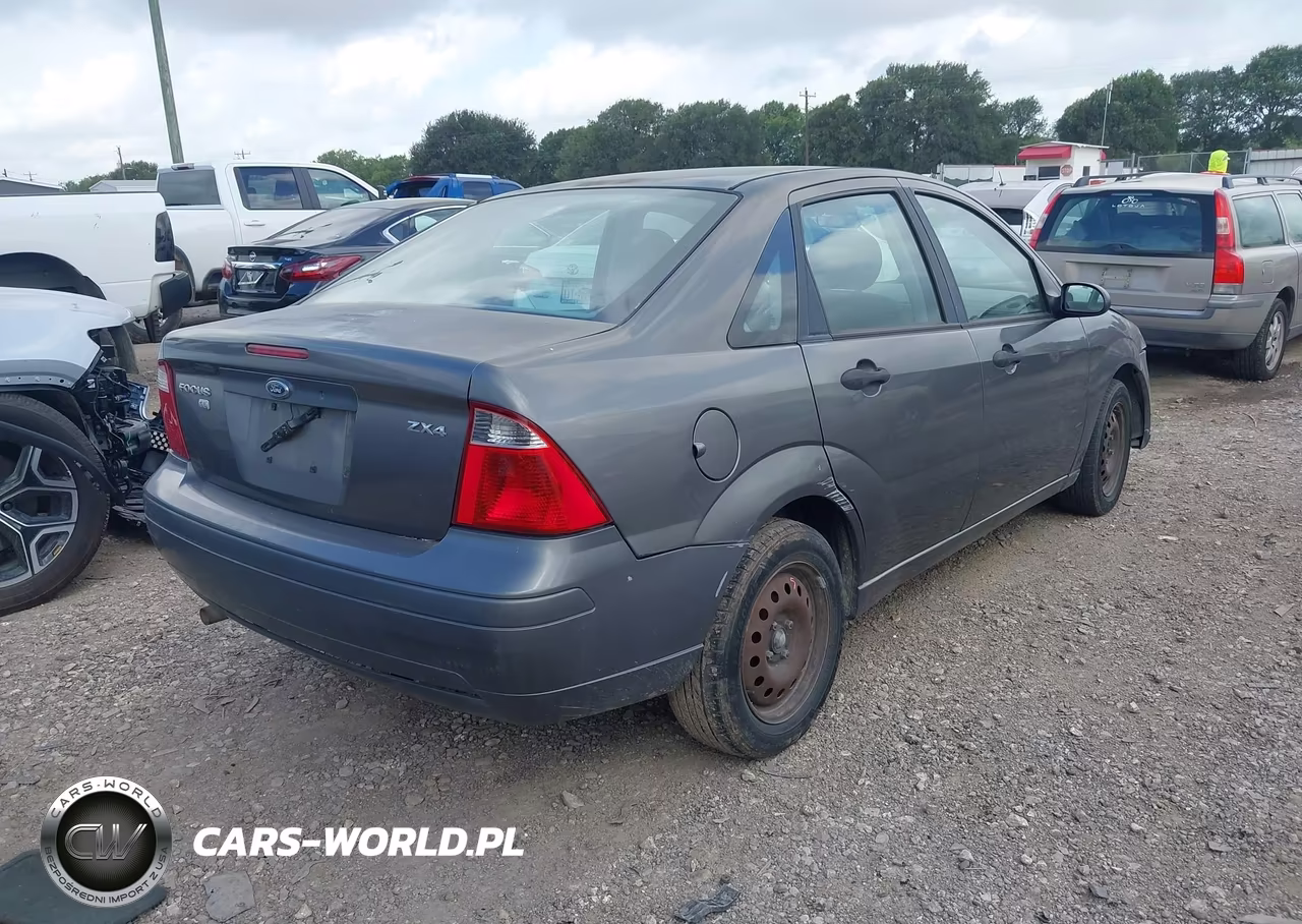 2005 Ford Focus Zx4 VIN:1FAFP34N75W106940 - 4