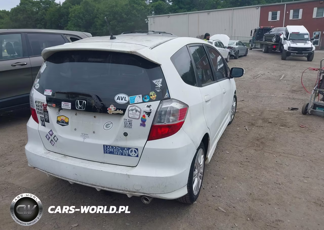 2010 Honda Fit Sport VIN:JHMGE8H40AC039210 - 4