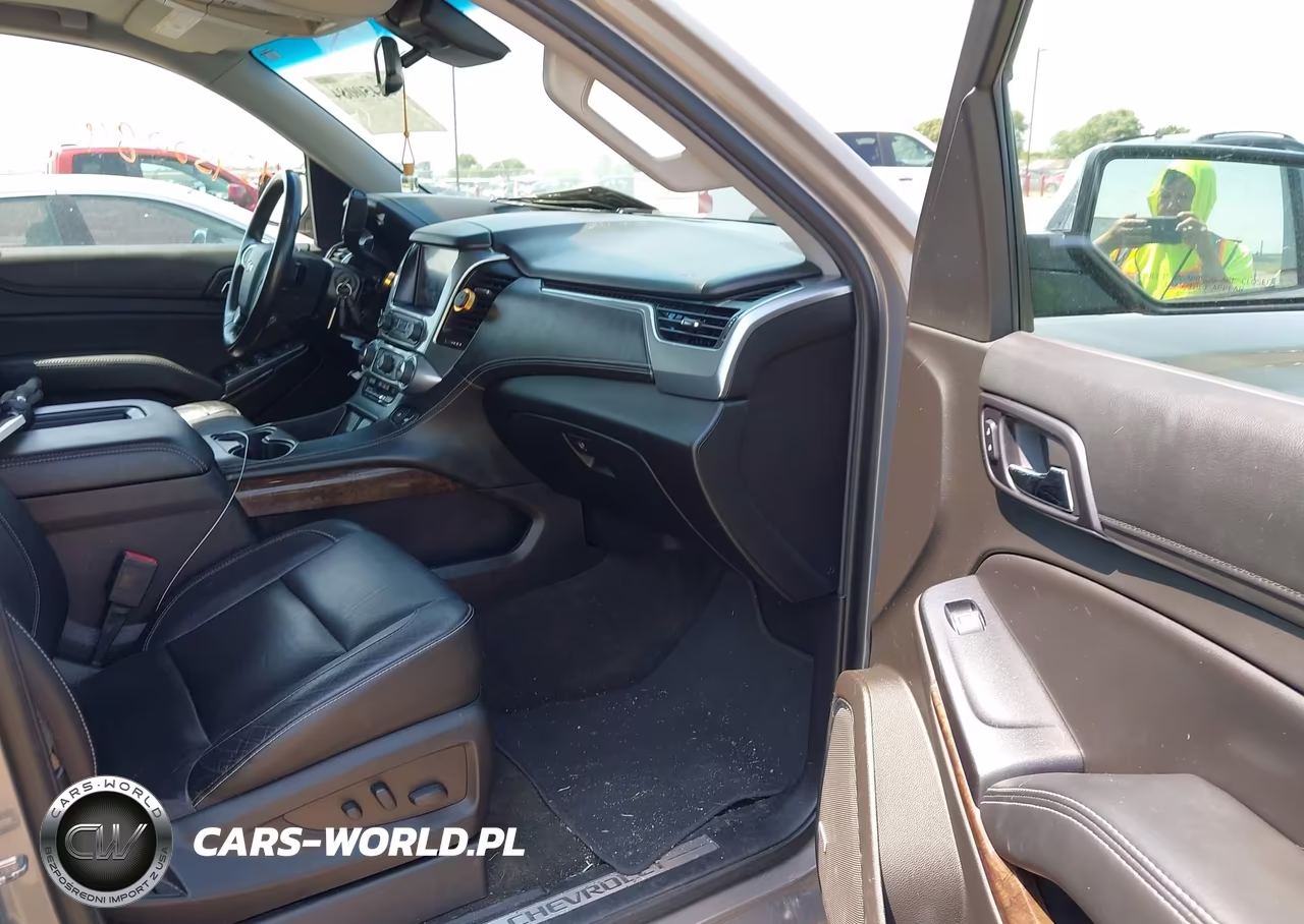2018 Chevrolet Suburban Lt VIN:1GNSKHKC0JR329956 - 5