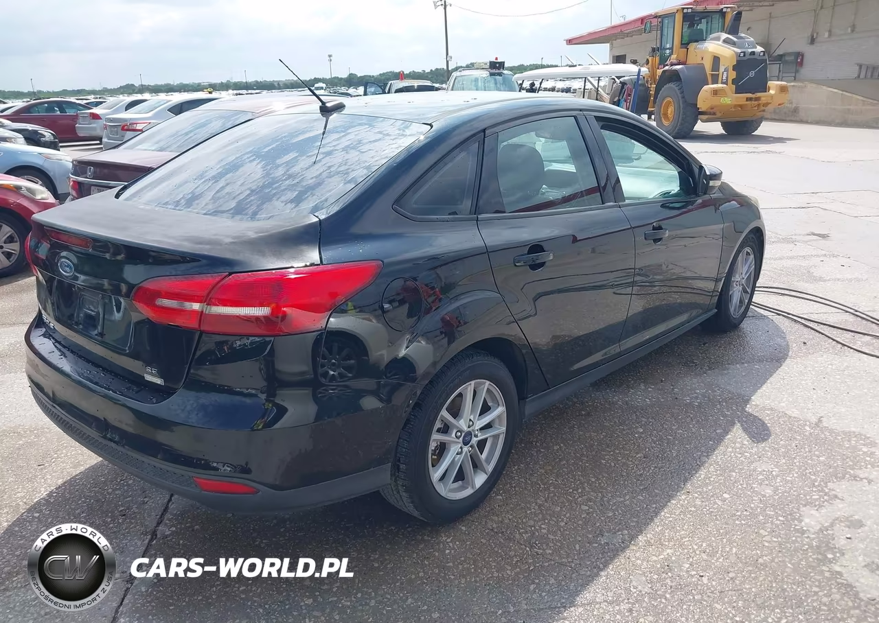 2016 Ford Focus Se VIN:1FADP3FE7GL293430 - 4