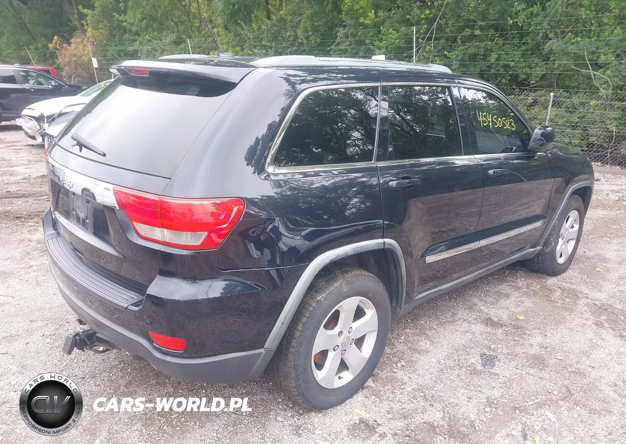 2011 Jeep Grand Cherokee Laredo VIN:1J4RR4GT1BC674142 - 4