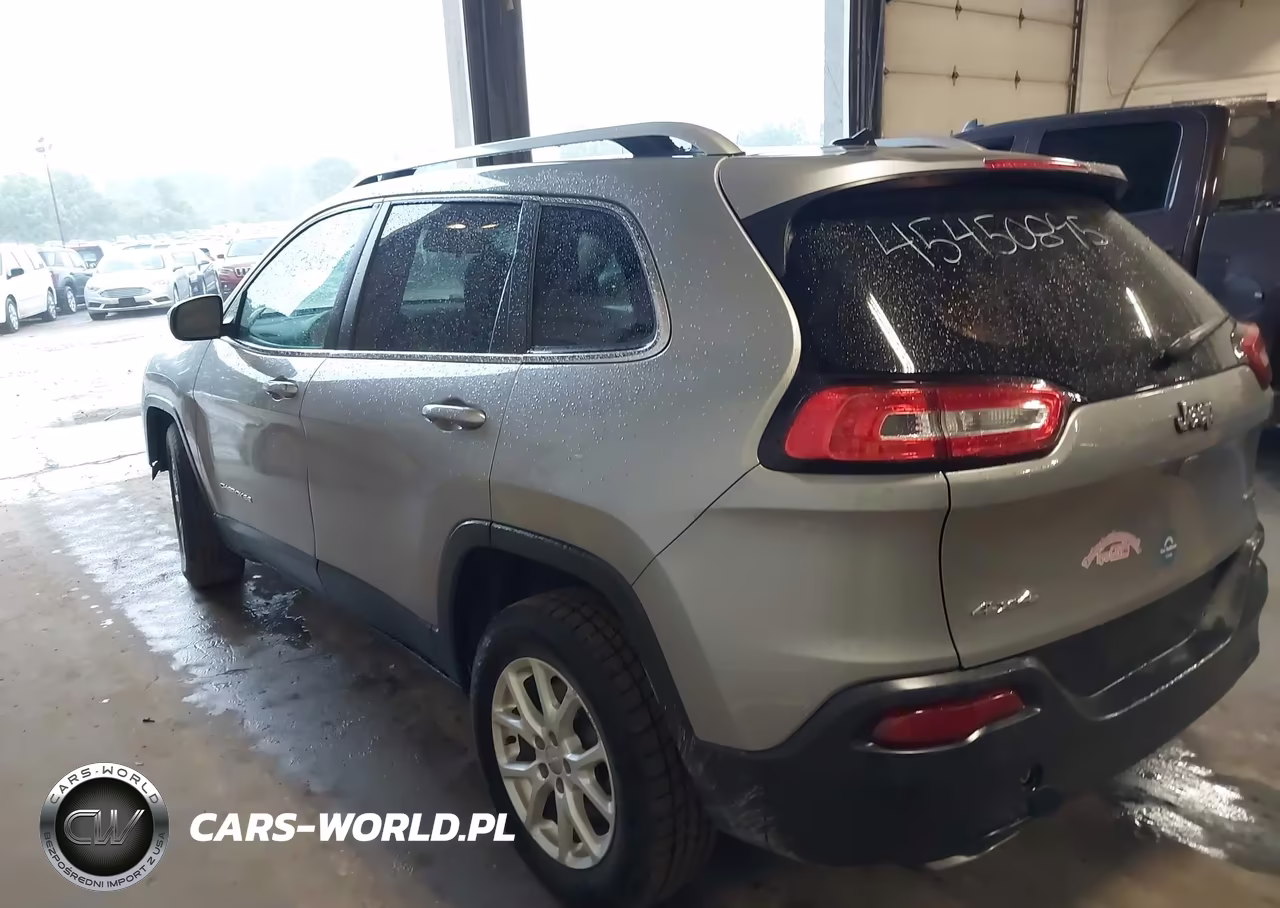 2015 Jeep Cherokee Latitude VIN:1C4PJMCS7FW679724 - 3