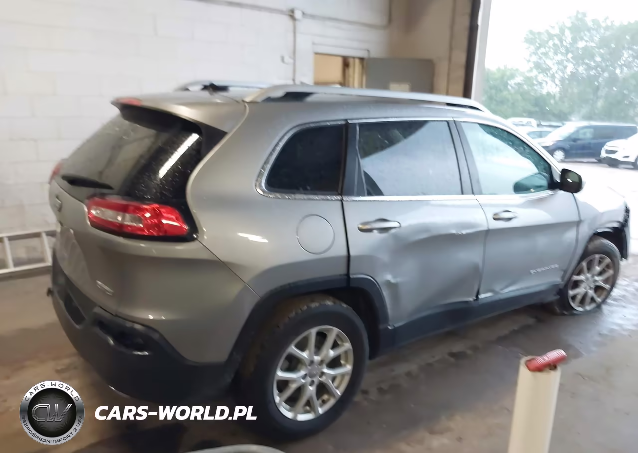 2015 Jeep Cherokee Latitude VIN:1C4PJMCS7FW679724 - 4
