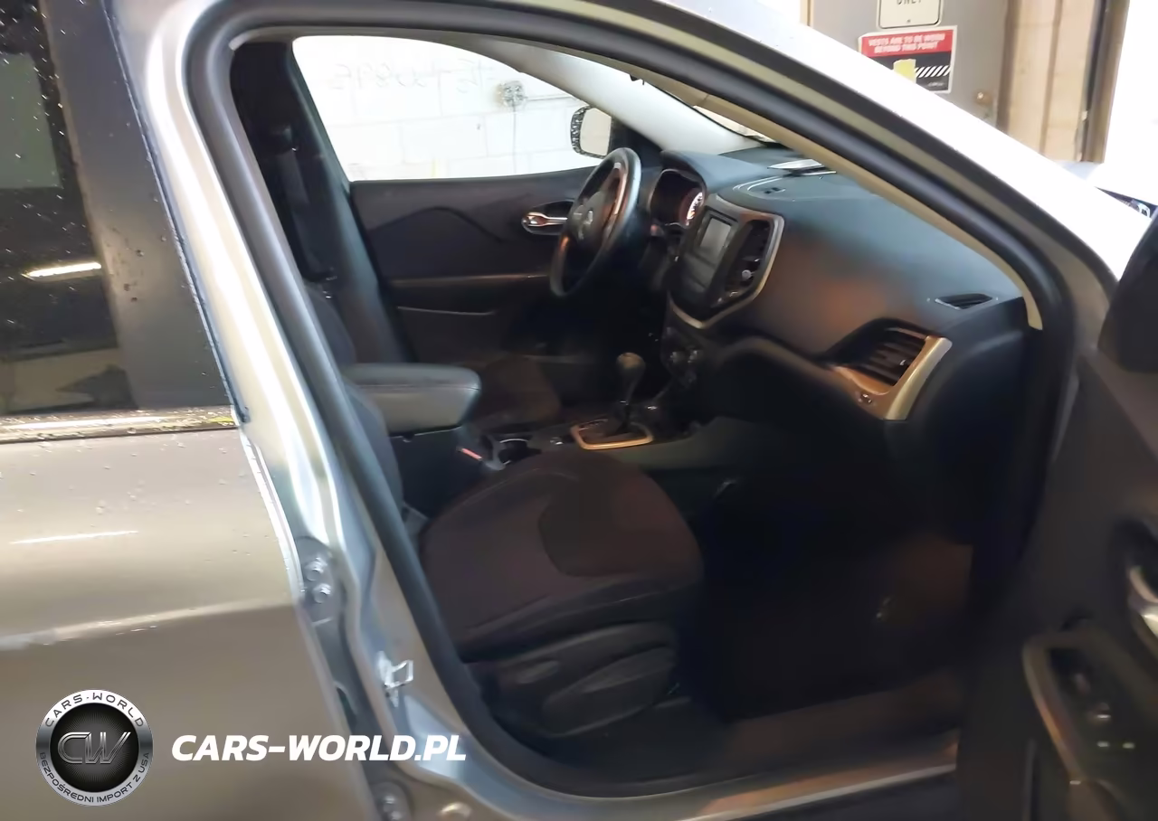 2015 Jeep Cherokee Latitude VIN:1C4PJMCS7FW679724 - 5