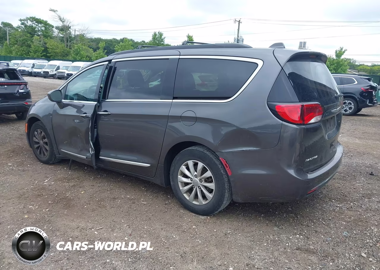 2017 Chrysler Pacifica Touring-L VIN:2C4RC1BG5HR569460 - 3