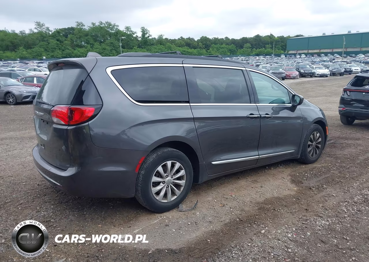 2017 Chrysler Pacifica Touring-L VIN:2C4RC1BG5HR569460 - 4