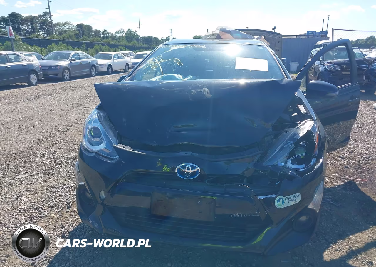 2015 Toyota Prius C Three VIN:JTDKDTB37F1582591 - 10