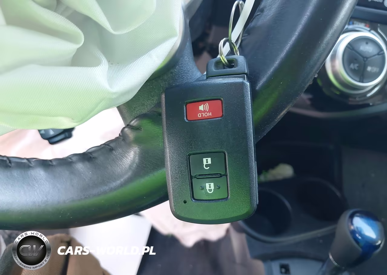 2015 Toyota Prius C Three VIN:JTDKDTB37F1582591 - 11