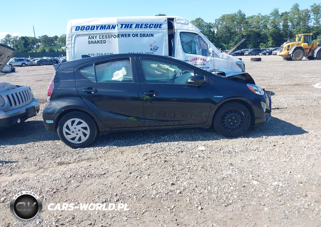 2015 Toyota Prius C Three VIN:JTDKDTB37F1582591 - 13