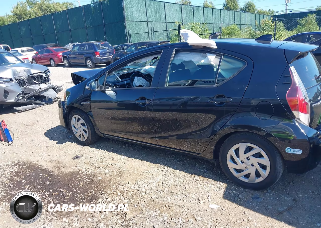 2015 Toyota Prius C Three VIN:JTDKDTB37F1582591 - 14