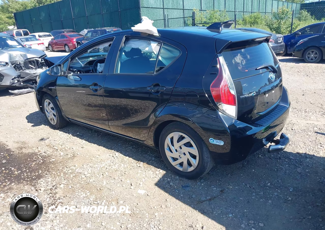 2015 Toyota Prius C Three VIN:JTDKDTB37F1582591 - 3