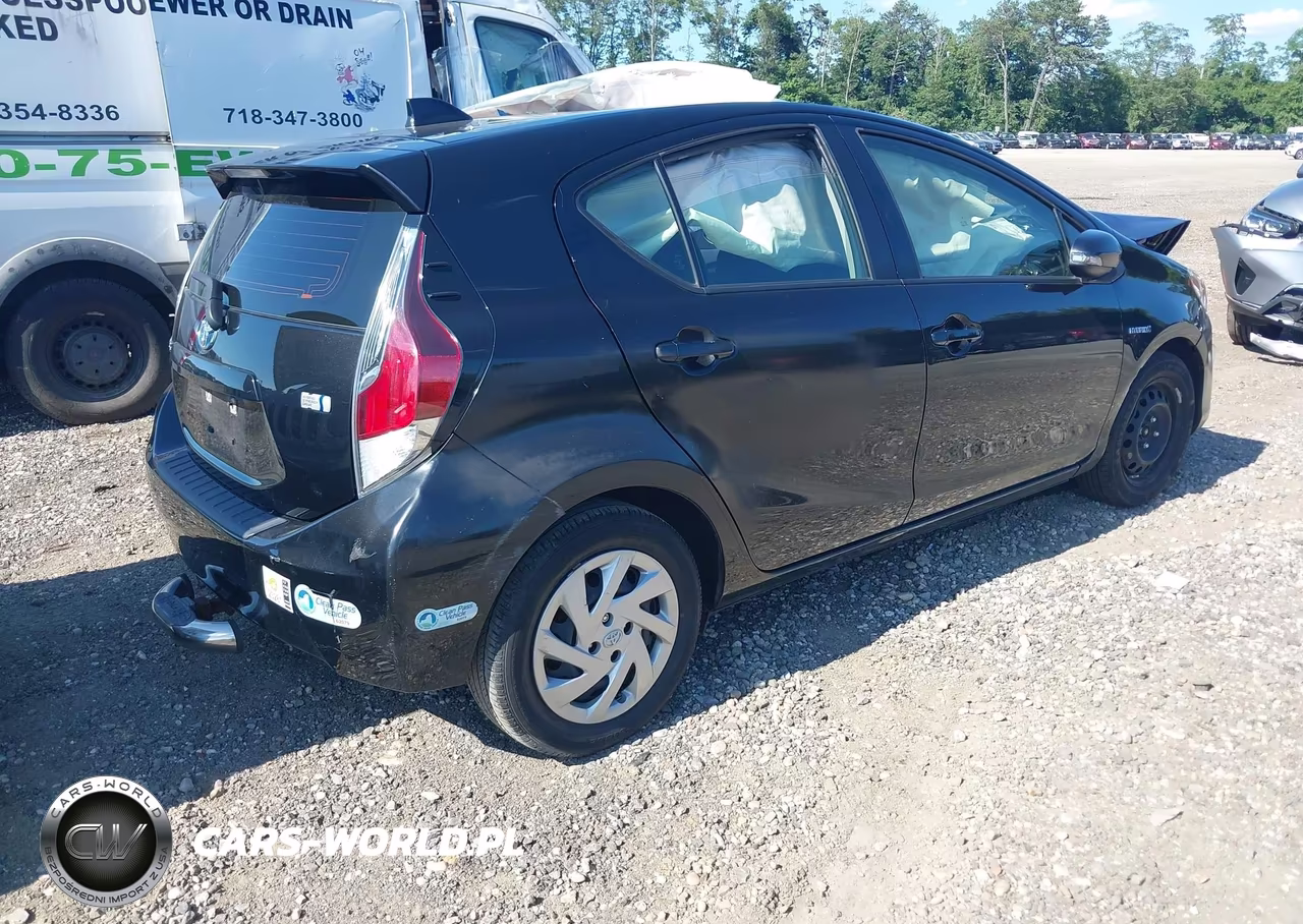 2015 Toyota Prius C Three VIN:JTDKDTB37F1582591 - 4
